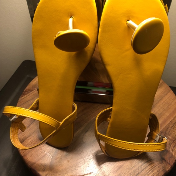 Women Toe Post Yellow Buckle Strap Flat Sandals US Sz 8.5 - Picture 2 of 7